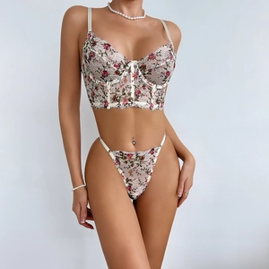 Sexy Blumen-Lingerie-Set mit Bügel-BH und passendem Thong im romantischen Landhausstil