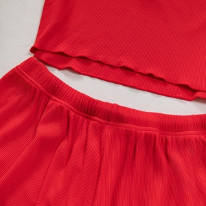Dettaglio del set pigiama in maglia a coste rosse con orlo a onde e elastico in vita