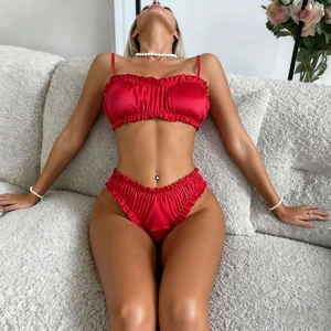 Ensemble de lingerie rouge élégant en satin deux pièces avec bordures à volants