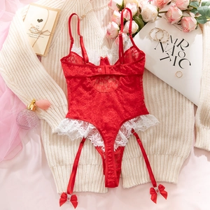Flachbild von rotem Spitzen-Body mit Satin-Schleifen und Strumpfhaltern für Damen