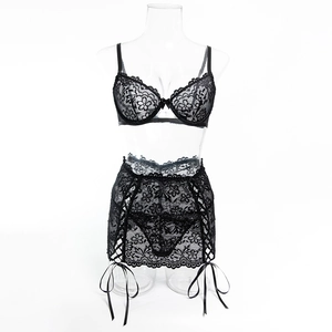 Dettaglio ravvicinato del set lingerie in pizzo nero con reggicalze e reggiseno ferretto