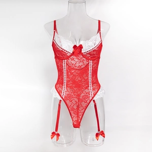 Nahaufnahme von rotem Spitzenbody mit weißem Blumenrand und verstellbaren Strapsen