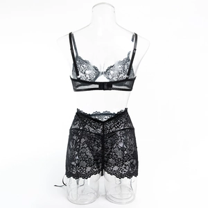 Vista dettagliata del retro del set di lingerie in pizzo nero con ricami floreali e gancetti