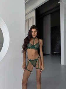 Détail d'un ensemble de lingerie en dentelle vert foncé avec soutien-gorge à armatures