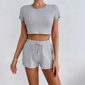 Dettaglio della trama del tessuto a coste del set grigio-blu con maglia e pantaloncini