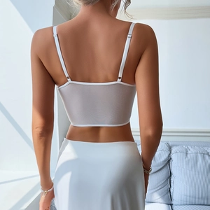 Haut sexy en dentelle blanche avec corset à baleines et fines bretelles, vue de dos