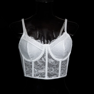 Vue détaillée d'un corset en dentelle blanche avec baleines et broderies florales