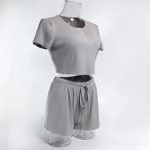 Dettaglio del set lounge grigio a coste con crop top a maniche corte e pantaloncini