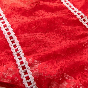 Nahaufnahme der roten Blumenspitze mit weißen Stickereidetails an diesem Lingerie-Set