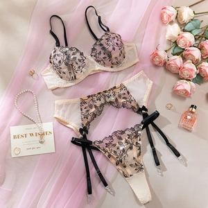Détails de broderie florale sur ensemble de lingerie en mesh avec soutien-gorge et jarretelles