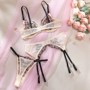 Détails de broderies florales sur un ensemble de lingerie en maille avec jarretelles