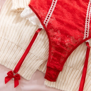 Nahaufnahme von rotem Spitzen-Body mit Blumendetails und zarten Seidenbändern