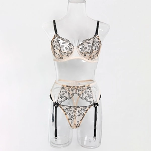 Détail de broderie florale sur ensemble de lingerie en tulle transparent avec nœud
