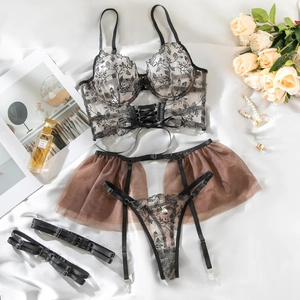 Details von Blumenstickerei auf Netz-Body-Set mit Spitzen-Strapsen und Tüllrock