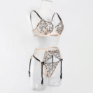 Détails de l'ensemble de lingerie en maille beige avec broderie florale noire complexe