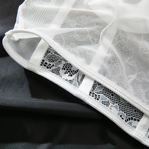 Détail de la bordure en dentelle florale blanche et tissu en maille sur le corset