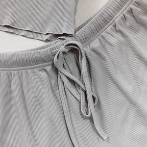 Dettaglio del set lounge in maglia a coste grigie con elastico e coulisse in vita