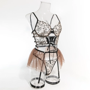 Detail von transparentem Body mit Stickerei, Blumenkette und Spitzenbesatz aus Netz