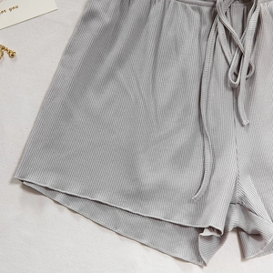 Dettaglio degli shorts grigi in maglia a costine con coulisse regolabile e tessuto morbido