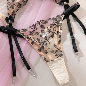 Détails de lingerie en maille transparente avec broderie florale et nœuds en satin