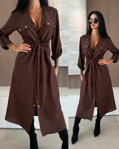 Braunes Langarm-Hemdkleid mit goldenen Knöpfen und verstellbarem Kordelzug in der Taille