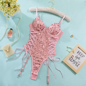Dettaglio del body rosa con paillettes lacci laterali e spalline regolabili eleganti