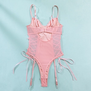 Dettaglio del body in raso rosa con inserti in rete, lacci laterali e reggicalze