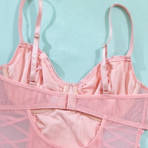 Dettaglio del retro di un body in pizzo rosa con spalline regolabili e chiusura a gancetto