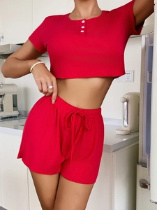 Set da casa due pezzi rosso da donna con top a costine e pantaloncini con coulisse