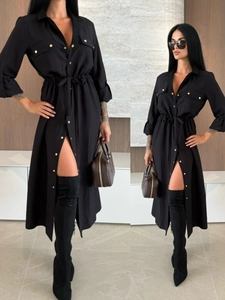 Details zum schwarzen langärmligen Hemdkleid mit Goldknöpfen und hohem Schlitz