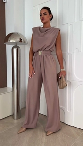 Détail d'une combinaison sans manches élégante avec décolleté plissé et ceinture décorée