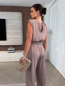 Détail du haut mauve sans manches avec lien au dos et pantalon assorti à taille élastique
