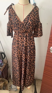Dettaglio dell'abito midi leopardato con design a spalle scoperte e scollo a V a portafoglio