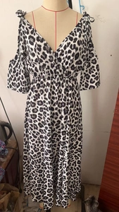 Dettaglio dell'abito lungo leopardato con design cold shoulder e scollo a V