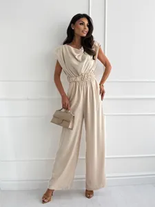 Detail eines champagnerfarbenen Satin-Jumpsuits mit Wasserfall-Ausschnitt und Taillengürtel