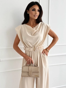 Detail eines eleganten ärmellosen cremefarbenen Jumpsuits mit Wasserfall-Ausschnitt und Gürtel