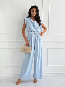 Detail eines hellblauen ärmellosen Jumpsuits mit Schulterpolstern und elastischer Taille