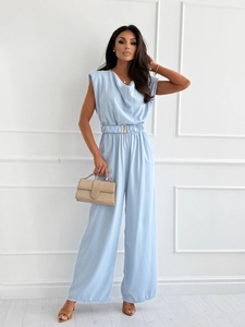 Detail eines hellblauen ärmellosen Jumpsuits mit Gürtel und weitem Beinverlauf