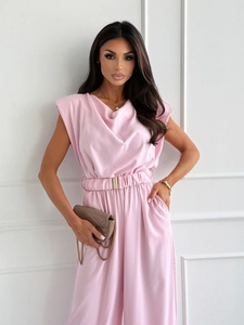 Details des eleganten rosa ärmellosen Jumpsuits mit Wasserfall-Ausschnitt und Metallschnalle