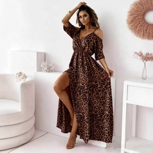 Abito lungo sexy leopardato con scollo a V, spalle scoperte e spacco alto laterale