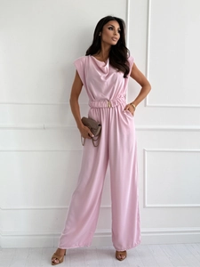 Detailansicht eines rosa ärmellosen Jumpsuits mit Wasserfallausschnitt und Metallgürtel