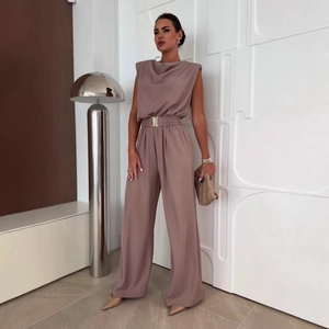 Combinaison sans manches mauve à jambes larges avec épaulettes et ceinture dorée
