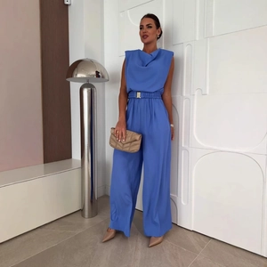 Combinaison élégante bleu roi sans manches avec col drapé et boucle de ceinture dorée