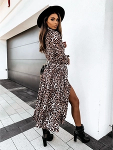 Detailaufnahme von Leopard-Print-Langarmkleid mit hohem Schlitz und Umlegekragen