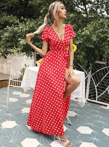 Detailaufnahme des roten Polka-Dot-Wickelkleids mit V-Ausschnitt und Taillenband