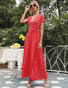 Detail des roten Polka-Dot-Sommerkleides mit tiefem V-Ausschnitt und Taillenband