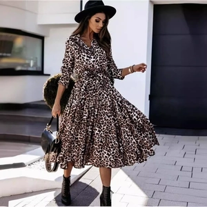 Damen-Hemdkleid mit Leopardenmuster, langen Ärmeln und Bindegürtel für den Herbst-Stil