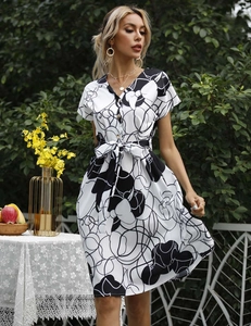 Detail eines Blumenkleides mit V-Ausschnitt, Knopfleiste und verstellbarer Taille