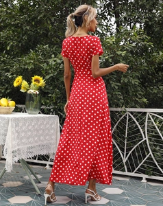 Detail des roten Polka-Dot-Maxikleids mit hoher Taille und lebhaftem Retro-Muster