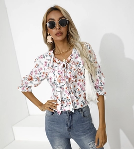 Dettaglio camicia in chiffon a fiori con scollo a fiocco e maniche con volant eleganti